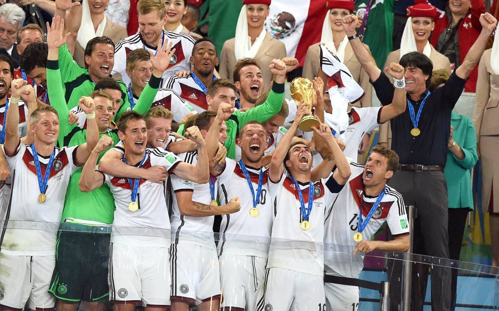 Germania campione del mondo: Philipp Lahm alza al cielo la coppa. Epa